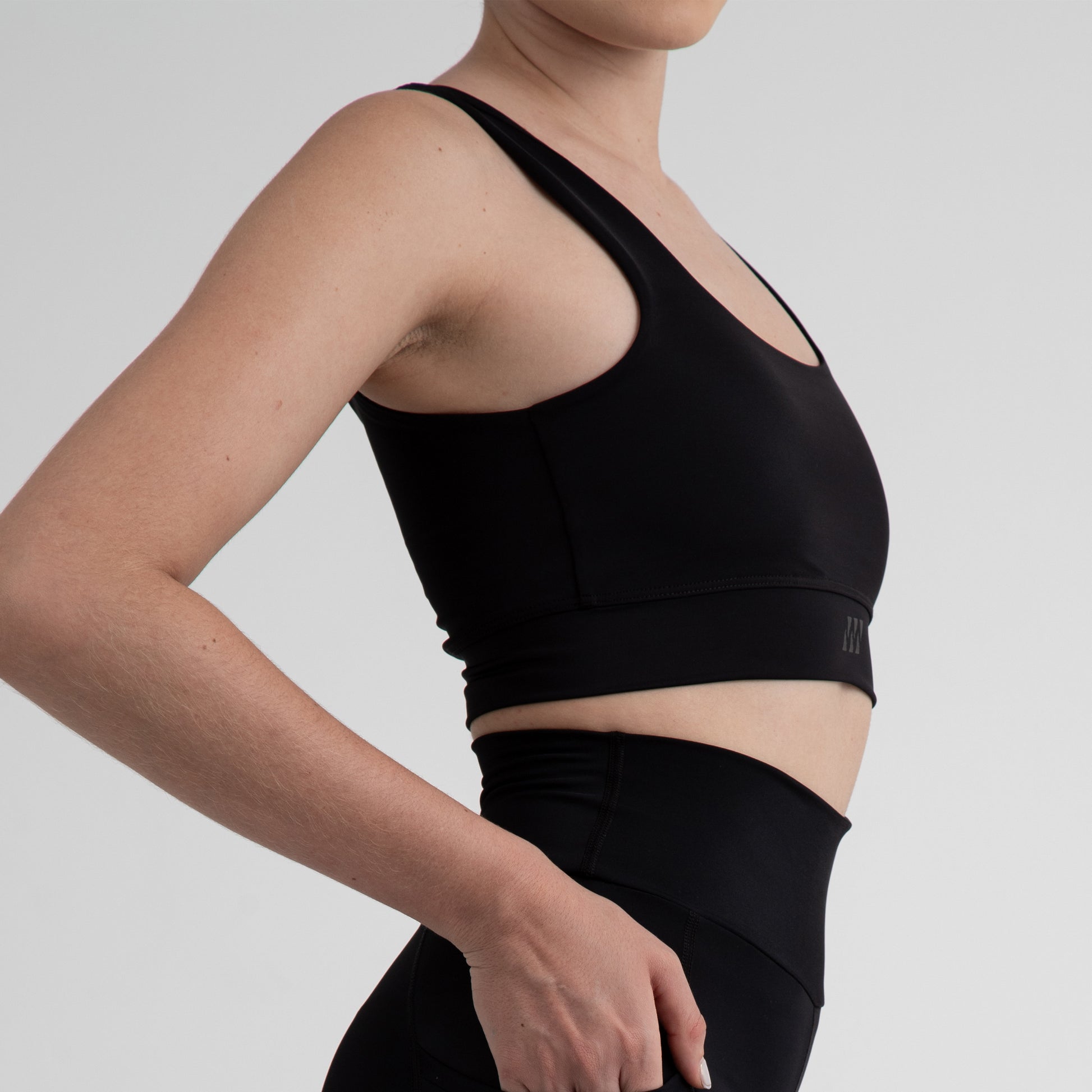 Top deportivo color negro